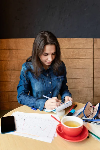 Chica Una Camisa Mezclilla Azul Sentado Café Hace Notas Bloc — Foto de Stock