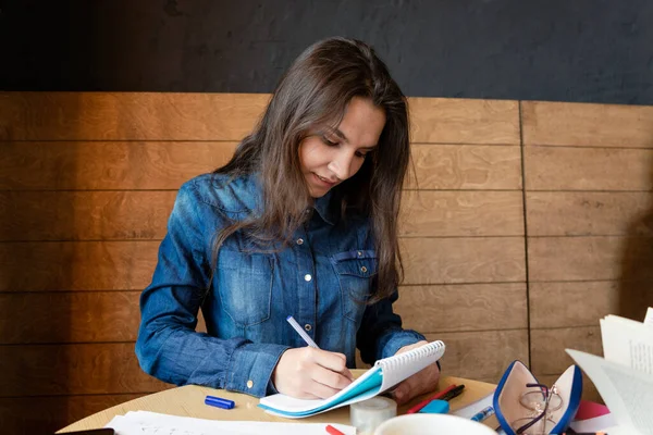 Una Chica Alegre Con Una Camisa Mezclilla Azul Sentada Café — Foto de Stock