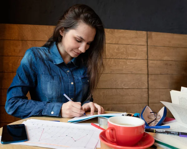 Una Chica Alegre Con Una Camisa Mezclilla Azul Sentada Café — Foto de Stock