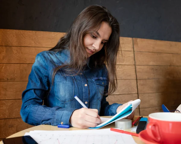 Glad Flicka Blå Jeansskjorta Som Sitter Ett Café Gör Anteckningar — Stockfoto