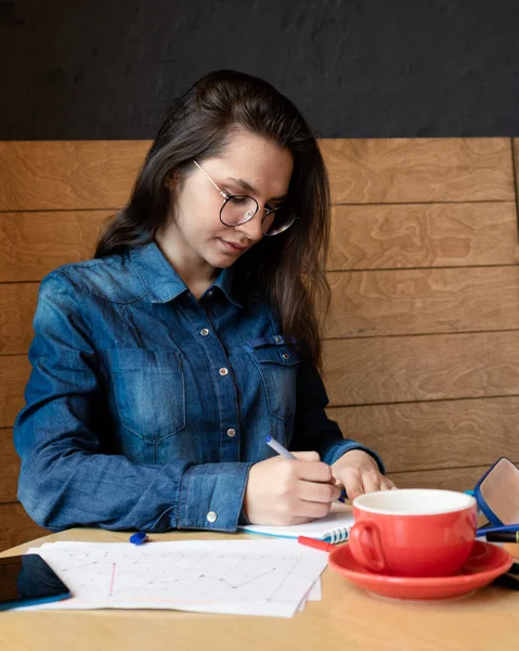 Una Chica Severa Gafas Para Vista Escribe Bloc Notas Las — Foto de Stock