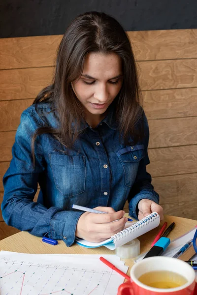 Menina Com Uma Camisa Azul Jeans Sentada Café Faz Anotações — Fotografia de Stock