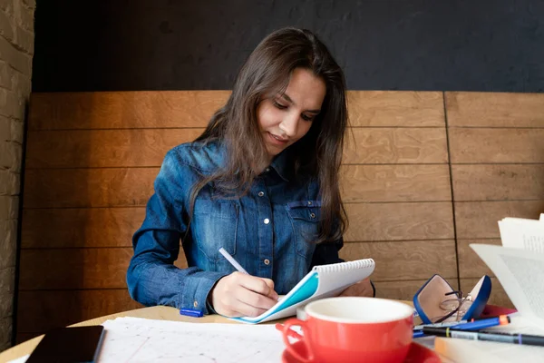 Una Chica Seria Con Una Camisa Mezclilla Azul Sentada Café — Foto de Stock