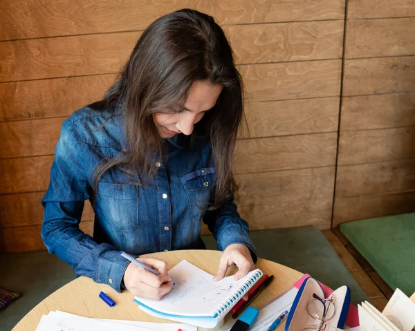 Una Chica Seria Con Una Camisa Mezclilla Azul Sentada Café — Foto de Stock