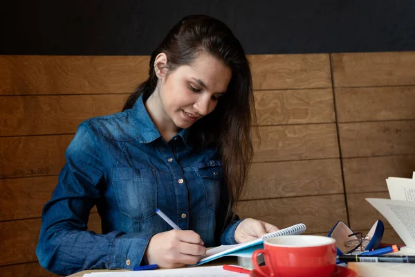 Una Chica Alegre Con Una Camisa Mezclilla Azul Sentada Café — Foto de Stock