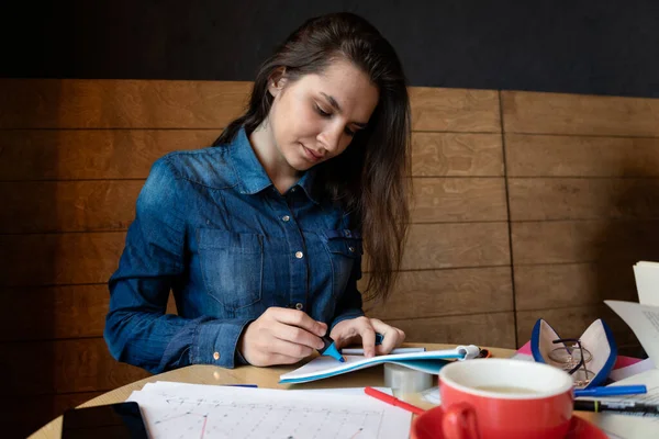 Sträng Tjej Blå Jeansskjorta Som Sitter Ett Café Gör Anteckningar — Stockfoto