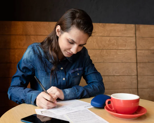 Modelo Chica Seria Firma Liberación Hay Una Taza Roja Mesa — Foto de Stock