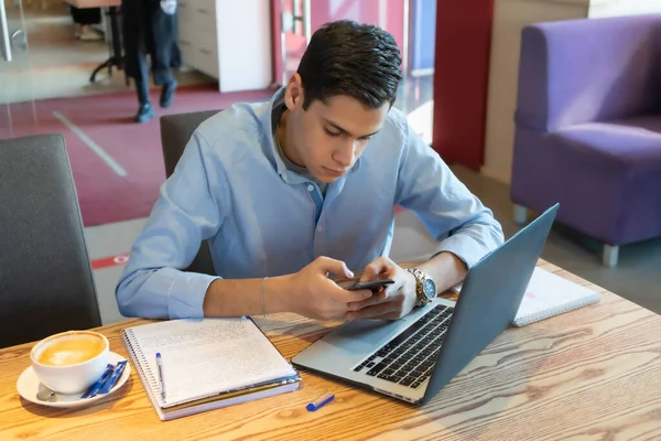 Joven Hombre Negocios Está Escribiendo Teléfono Inteligente Algo Importante Proyecto —  Fotos de Stock