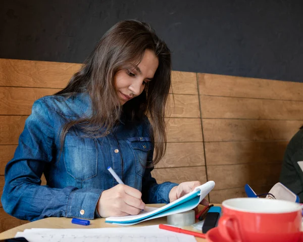 Una Chica Seria Con Una Camisa Mezclilla Azul Sentada Café — Foto de Stock
