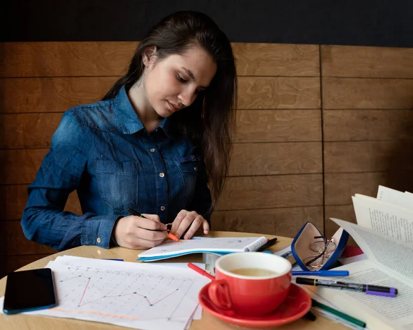 Una Chica Severa Con Una Camisa Mezclilla Azul Sentada Café — Foto de Stock