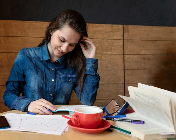 Una Chica Alegre Con Una Camisa Mezclilla Azul Sentada Café — Foto de Stock