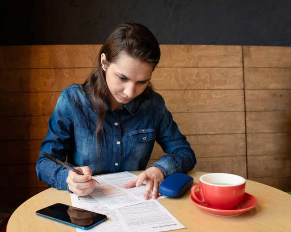 Modelo Chica Seria Firma Liberación Hay Una Taza Roja Mesa — Foto de Stock