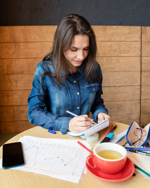 Chica Una Camisa Mezclilla Azul Sentado Café Hace Notas Bloc — Foto de Stock