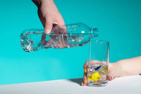 Mikro plastikler... En fazla şişe suyu bu zehirli partiküllerle kirlenmiş. Bu zehirli kimyasallar şişe suyunda bulunuyor. Mikroplastik kirliliği konsepti. Toksik atıklardan kaynaklanan çevre kirliliği. 