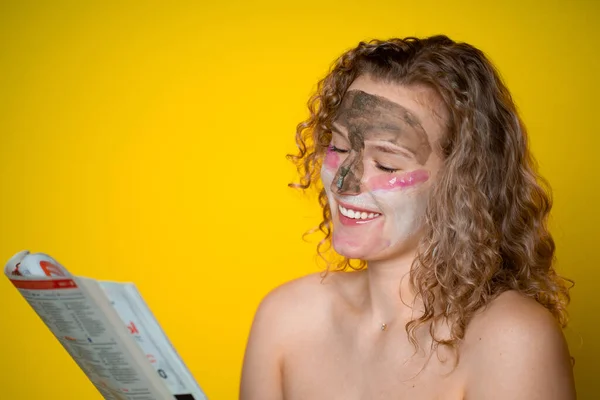 Smějící Dívka Kudrnatými Vlasy Kosmetické Masce Tří Barev Pro Péči — Stock fotografie