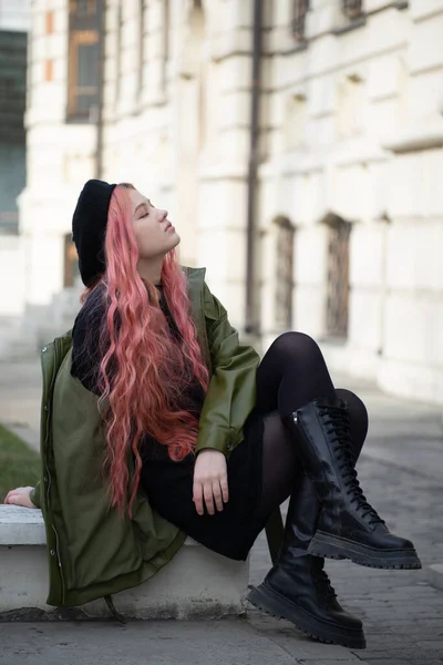 Student Black Beret Long Pink Hair Sits Steps Resting Dreaming — Stock Photo, Image