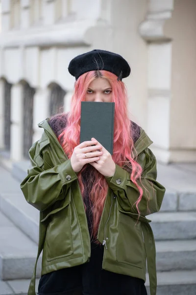 Uma Menina Boina Preta Com Cabelo Rosa Longo Segura Livro — Fotografia de Stock