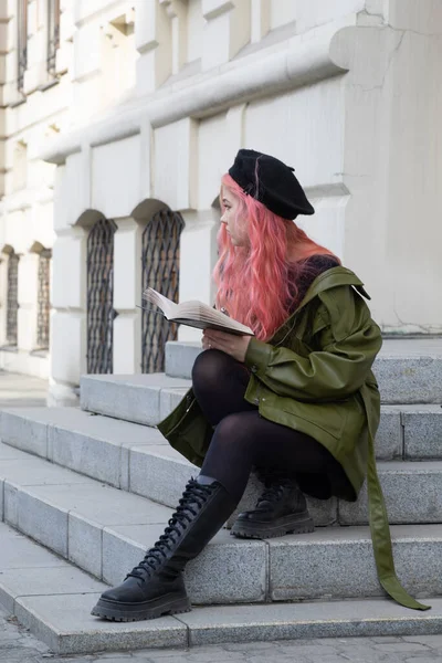 Smart Flicka Student Svart Basker Med Långt Rosa Hår Sitter — Stockfoto