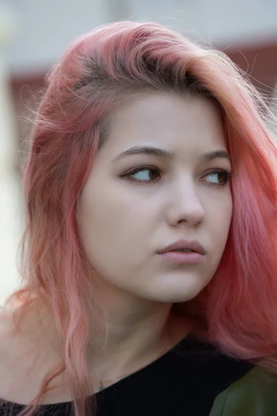 Portrait Sinnliche Mädchen Mit Rosa Haaren Und Braunen Augen Posiert — Stockfoto