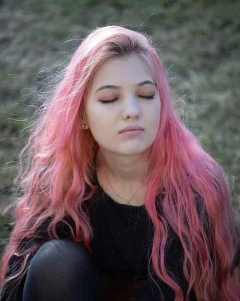 Porträt Eines Sinnlichen Mädchens Mit Rosa Haaren Das Draußen Vor — Stockfoto