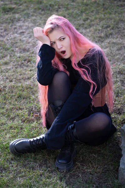 Beautiful Girl Pink Hair Very Surprised Opened Mouth Brought Her — Φωτογραφία Αρχείου