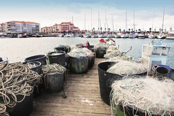 Jachthaven en gebouwen — Stockfoto