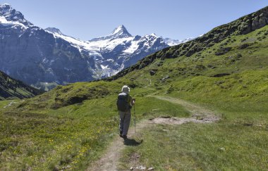 uzun yürüyüşe çıkan kimse ve Matterhorn aralığı içinde belgili tanımlık geçmiş