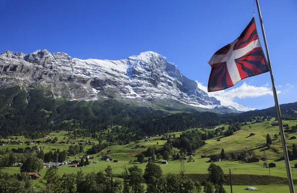 Bandeira suíça e pico do eiger — Fotografia de Stock