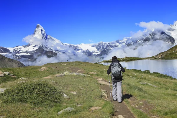 Uzun yürüyüşe çıkan kimse ve Matterhorn aralığı içinde belgili tanımlık geçmiş — Stok fotoğraf