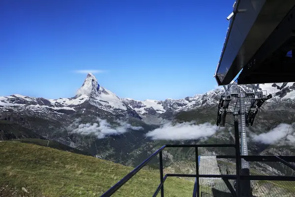 Teleferik ve Matterhorn içinde belgili tanımlık geçmiş — Stok fotoğraf