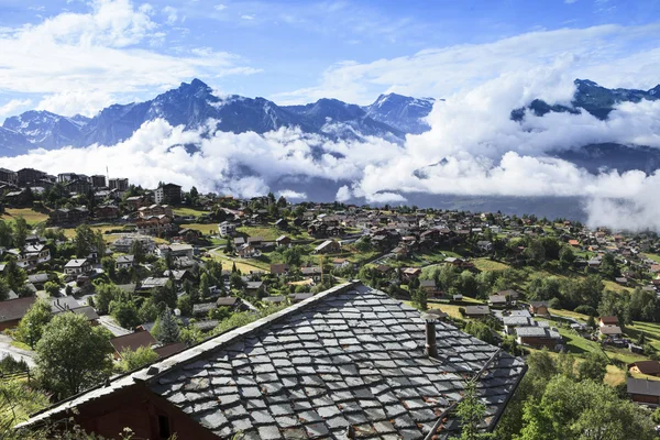 Tetti villaggio e nebbia — Foto Stock