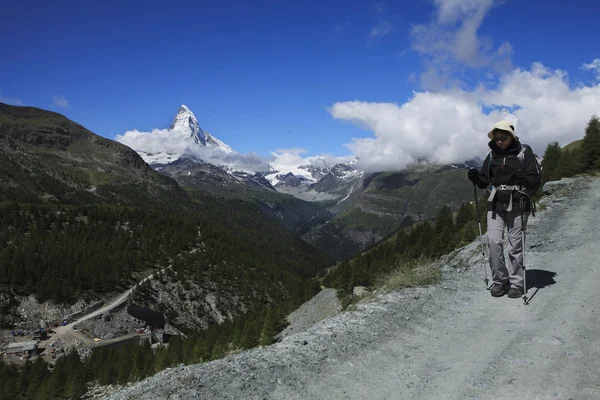 Wandelaar en Matterhorn bereik op de achtergrond — Stockfoto