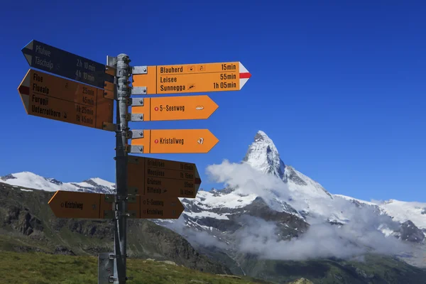 Yol işareti ve Matterhorn içinde belgili tanımlık geçmiş — Stok fotoğraf