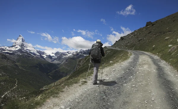 Hiker on the path to matterhorn — Stock Photo, Image