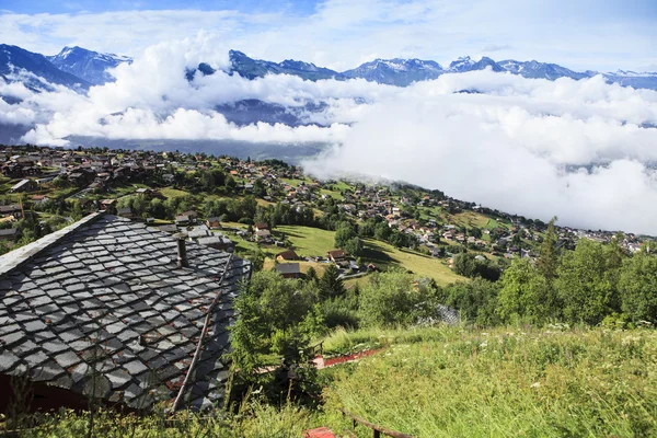 屋顶的村庄和雾 — 图库照片
