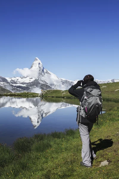 Matterhorn fotoğraf çekimi kadın — Stok fotoğraf