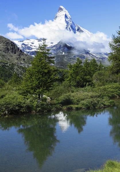 Lago y la icónica gama Matterhorn en Suiza —  Fotos de Stock