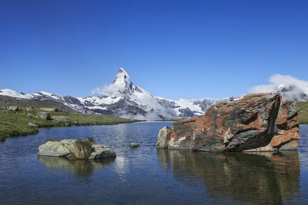 Göl ve Matterhorn aralığı — Stok fotoğraf