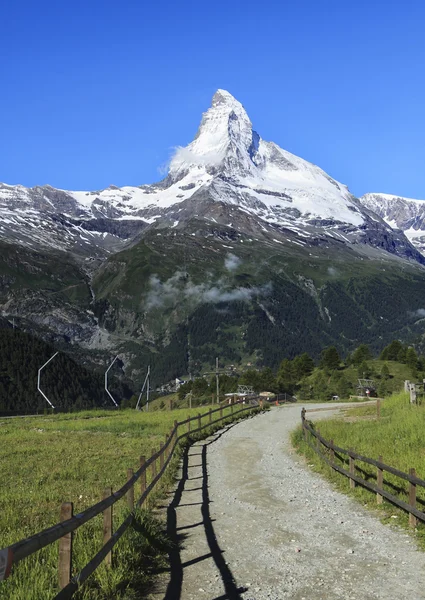 Väg- och Matterhorn utbud — Stockfoto