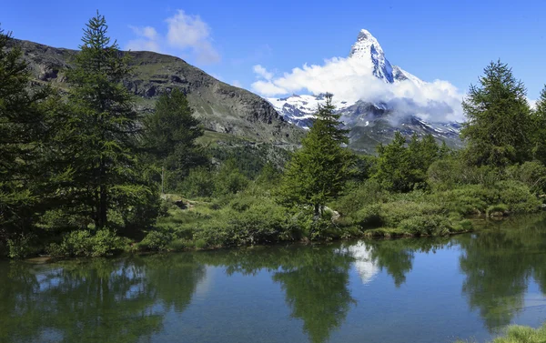 Meer en de Zwitserse bergen op de achtergrond — Stockfoto