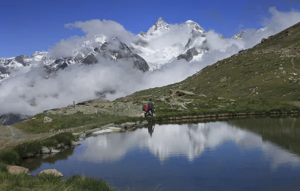 Lake and iconic Matterhorn range — Stock Photo, Image