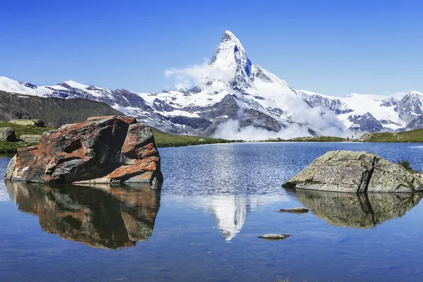 Iconische swiss peak en zijn spiegelbeeld — Stockfoto