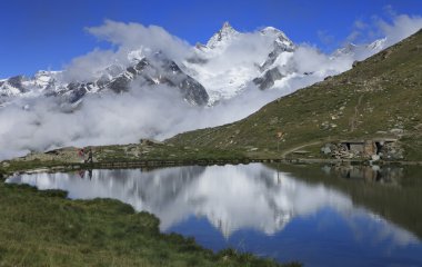göl ve Matterhorn aralığı