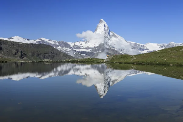 Icónico pico suizo y su reflejo — Foto de Stock