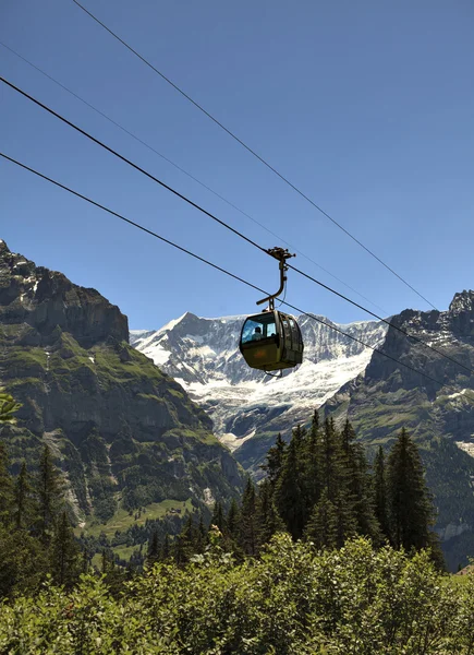 Канатная дорога и швейцарские горы — стоковое фото