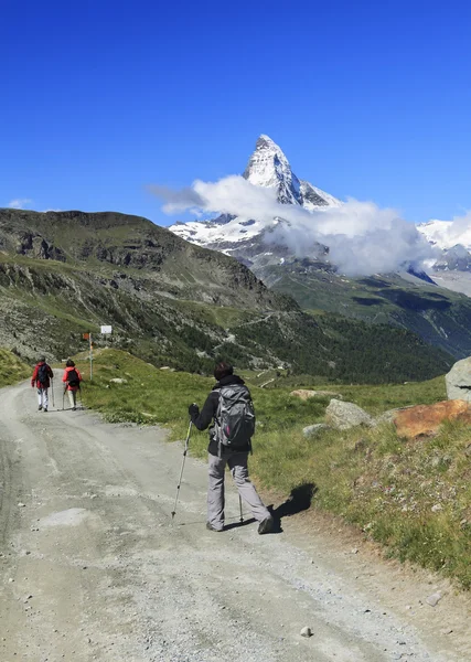 Trekker kommer att Matterhorn — Stockfoto