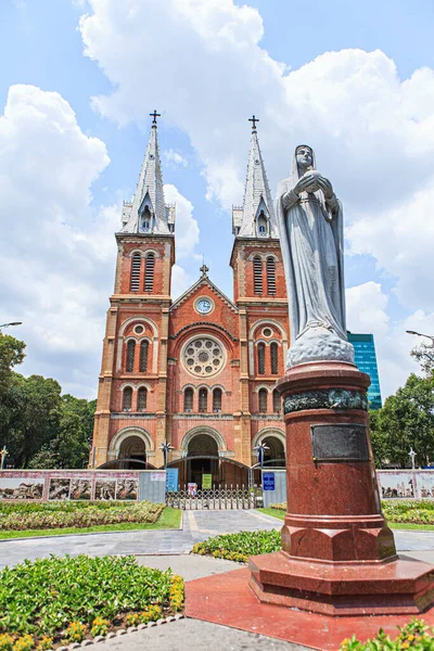 サイゴン大聖堂と処女像 — ストック写真