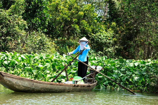 Vietnamese Woman Rowing Traditional Boat — стоковое фото