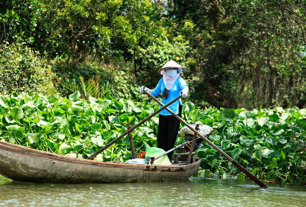 Vietnamese Woman Rowing Traditional Boat — стоковое фото