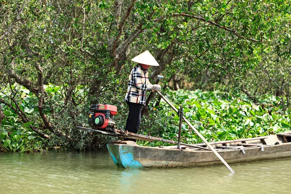 Vietnamese Woman Rowing Traditional Boat — стоковое фото